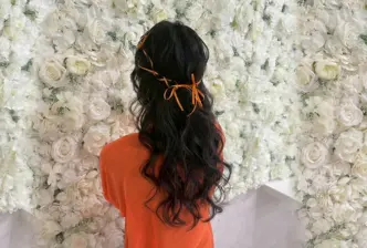 推しカラーが映えるゆるふわハーフアップアレンジで特別な1日に♡