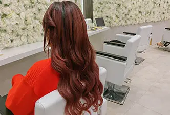 赤みレッドが映える大人可愛いハーフアップアレンジ♡秋のお出かけにもぴったり！